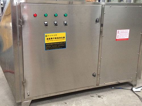 　　電子廠廢氣凈化采用光氧<a href='http://www.nonghei.cn/products/chuchen/jh/gongyefeiqichuli/' target='_blank' title='廢氣處理設備' ><strong>廢氣處理設備</strong></a>如何  　　關鍵詞：電子廠廢氣凈化，光氧<a href='http://www.nonghei.cn/products/chuchen/jh/gongyefeiqichuli/' target='_blank' title='廢氣處理設備' ><strong>廢氣處理設備</strong></a>  　　電子廠廢氣處理一般采用什么廢氣處理設備？  　　光催化氧化法：采用C波段（僅次于切割不銹鋼的激光，強于氬弧焊光源的數十倍強度）在設備內，強裂解惡臭物質分子鏈，改變物質結構，將高分子污染物質，裂解、氧化成為低分子無害物質，如水和二氧化碳等；