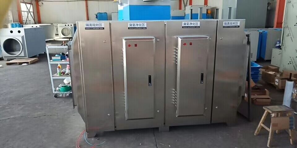 塑料制品車間廢氣處理設(shè)備無任何機械動作，無噪音，無需專人管理和日常維護，只需作定期檢查，本設(shè)備能耗低，設(shè)備風阻極低＜50pa,可節(jié)約大量排風動力能耗。