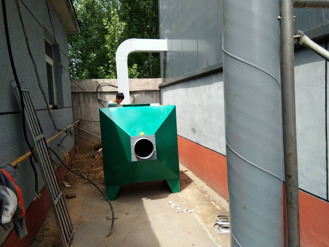 對于電子廠行業廢氣處理解決方案，以上是介紹了幾種方法，具體用什么廢氣處理設備還需要根據客戶現場勘查收集的信息，來制定合理的收集+處理，這樣才能保證廢氣的凈化效果，我們有上百家電子廠的廢氣處理工程案例可以讓客戶現場進行考察，或者直接與我們聯系，讓我們技術人員現場為您設計廢氣處理方案和報價