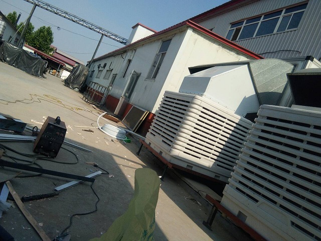 濕簾冷風機和風機水簾降溫系統是目前利用水蒸發原理降溫的兩種重要方式，在國內車間降溫，廠房降溫，養殖場降溫，溫室大棚中都能見到。濕簾冷風機與風機水簾降溫系統都是利用軸流風機的負壓原理加速了濕簾的水蒸發效率，并將涼氣鼓入或吸入室內形成降溫的不同方式實現形式。原理一致，都是水蒸發降溫；外形不一樣，因為濕簾冷風機是由外向內鼓涼氣，風機水簾降溫系統是由風機將室內熱空氣外排，同時將濕簾處降溫后的涼氣吸入室內。