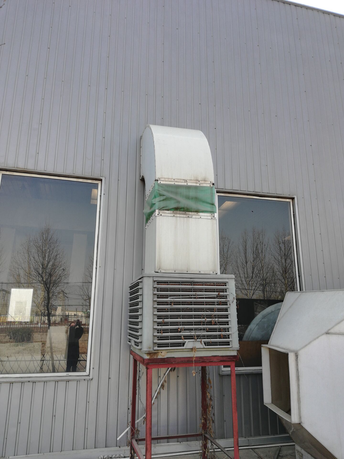 水簾風(fēng)機(jī)安裝在車間等密閉大型工廠，作為抽風(fēng)換氣用；與濕簾搭配，安裝于車間內(nèi)迅速降溫，同時(shí)具有一定的濕度；放在地上或者掛在空中，使用在大型車間，作為排風(fēng)扇使用，通常情況下1000平左右的大型空間，四臺(tái)風(fēng)機(jī)即可達(dá)到滿屋通風(fēng)降溫的效果。 負(fù)壓風(fēng)機(jī)是運(yùn)用空氣對(duì)流，負(fù)壓換氣的原理來(lái)設(shè)計(jì)，安裝在通風(fēng)不良的對(duì)向，可以將室內(nèi)停滯不重的熱氣、異味、烏煙、穢氣，在較短的時(shí)間內(nèi)迅速排出室外，使室內(nèi)溫度降低到與室外溫度相同，卻能感覺(jué)到比室外更涼爽。