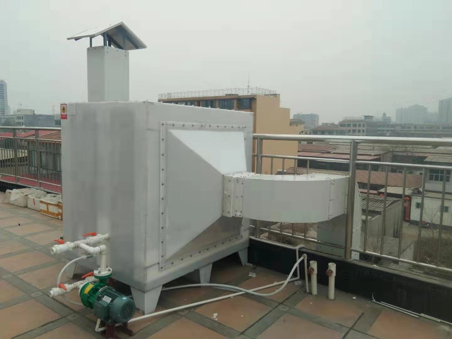 電線電纜廠廢氣異味處理采用設(shè)備方案，活性炭吸附塔,是一種經(jīng)濟(jì)實(shí)用型有機(jī)廢氣的凈化與治理裝置;是一種廢氣過濾吸附異味的環(huán)保設(shè)備產(chǎn)品。